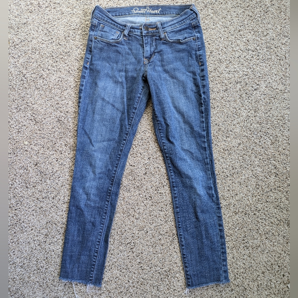 Frayed hem skinny jeans